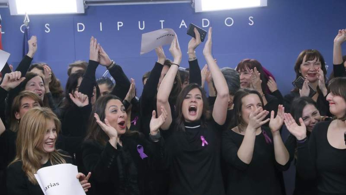 Periodistas parlamentarias muestran ayer en el Congreso su apoyo a la huelga feminista. ZIPI