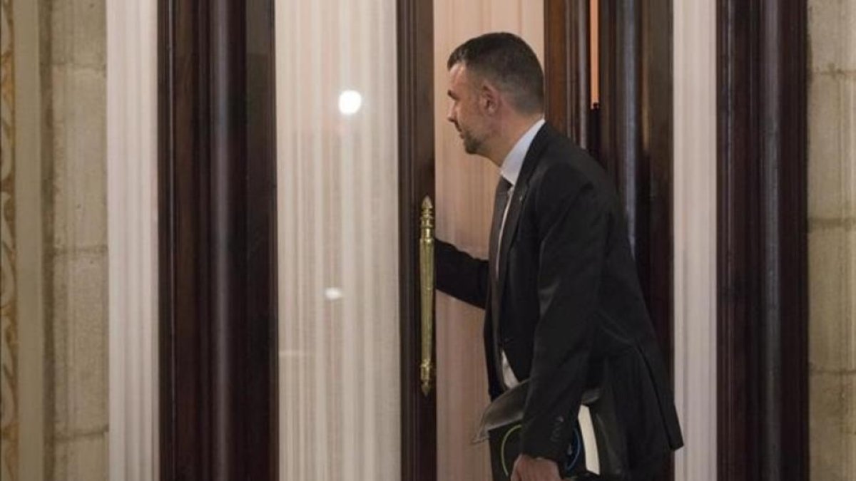 El conseller de Empresa, Santi Vila, entra en el despacho del president Carles Puigdemont en el Parlament para comunicarle su dimsión.