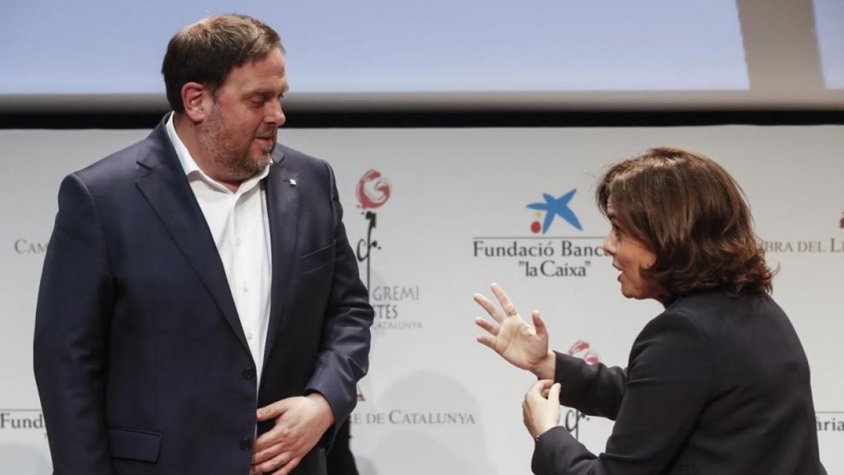 El vicepresidente del Govern, Oriol Junqueras, y su homóloga en el Ejecutivo español, Soraya Sáenz de Santamaría, en un acto en Barcelona, el pasado abril