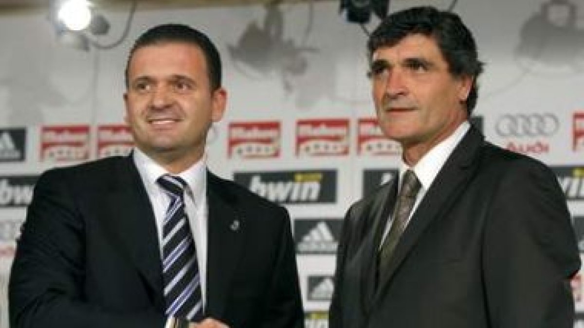 El director deportivo del Madrid, Pedja Mijatovic, estrecha la mano de Juande Ramos en su presentaci