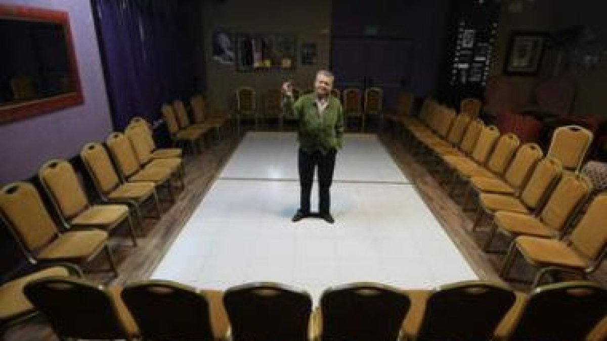 José J. Rosillo, en el centro del corro preparado para los días de Semana Santa en el Casino Conde L