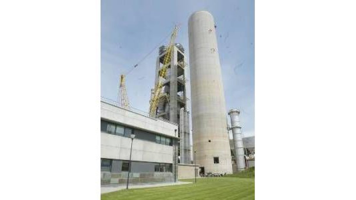 El silo de 100 metros de altura y el horno que se construye