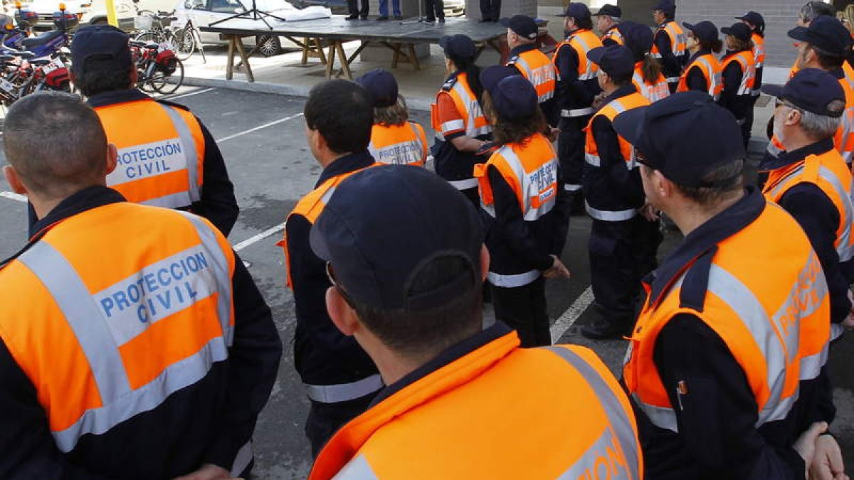 Los voluntarios de Protección Civil de León, en la concesión de una calle en Puente Castro en 2011.