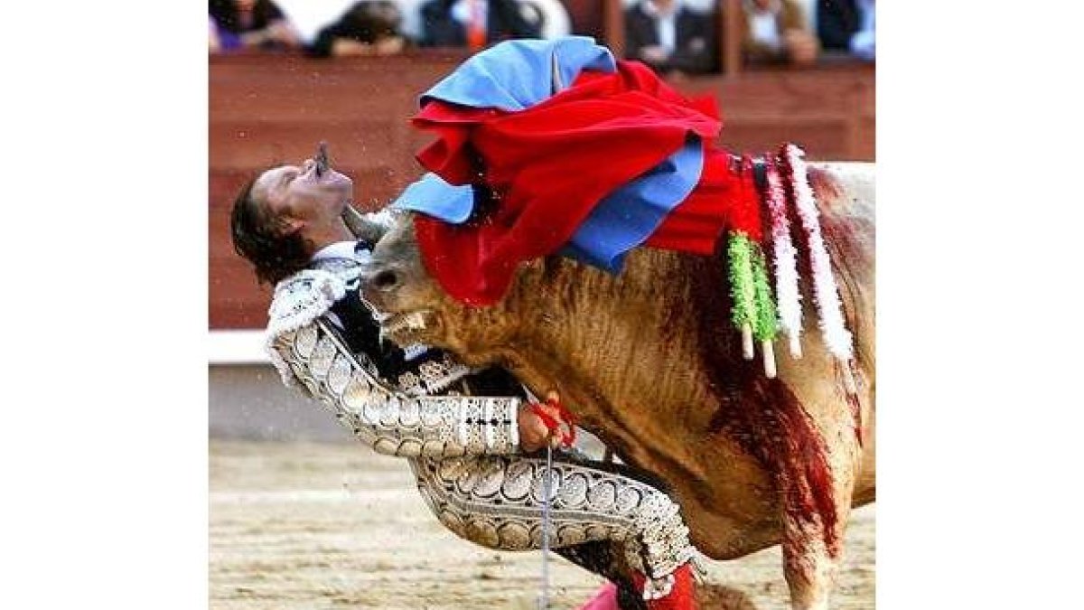 Julio Aparicio sufrió la grave cogida durante la faena de muleta del primer toro.