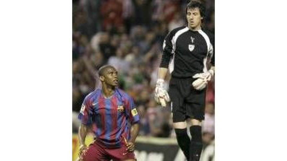 Eto'o se lamenta de una ocasión perdida ante el portero Lafuente