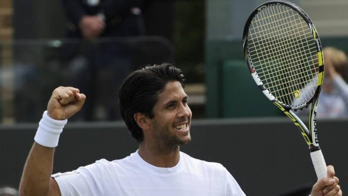El tenista español Fernando Verdasco celebra la victoria conseguida frente al francés Kenny De Schepper, en el partido de octavos de final del torneo de Wimbledon que se disputa en el All England Lawn Tennis Club de Londres.