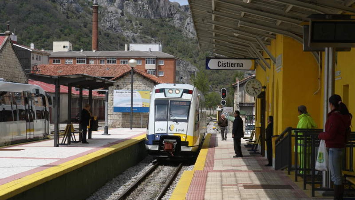 Imagen de archivo de un tren de Feve en la estación de Cistierna.