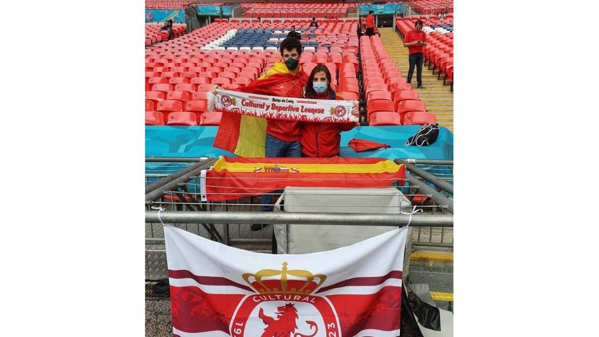La bandera de la Cultural y Deportiva Leonesa ondeaba en la primera semifinal del torneo. TWITTER