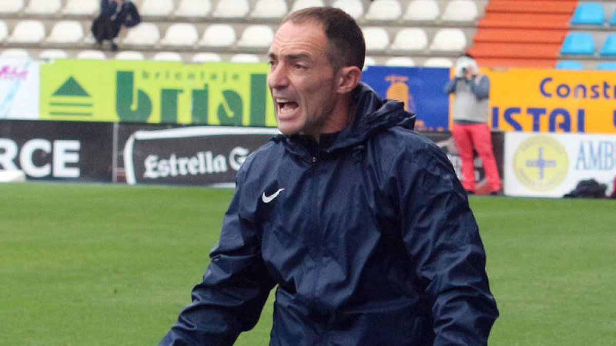 Munitis espera a un rival con una propuesta de juego vistosa. L. DE LA MATA