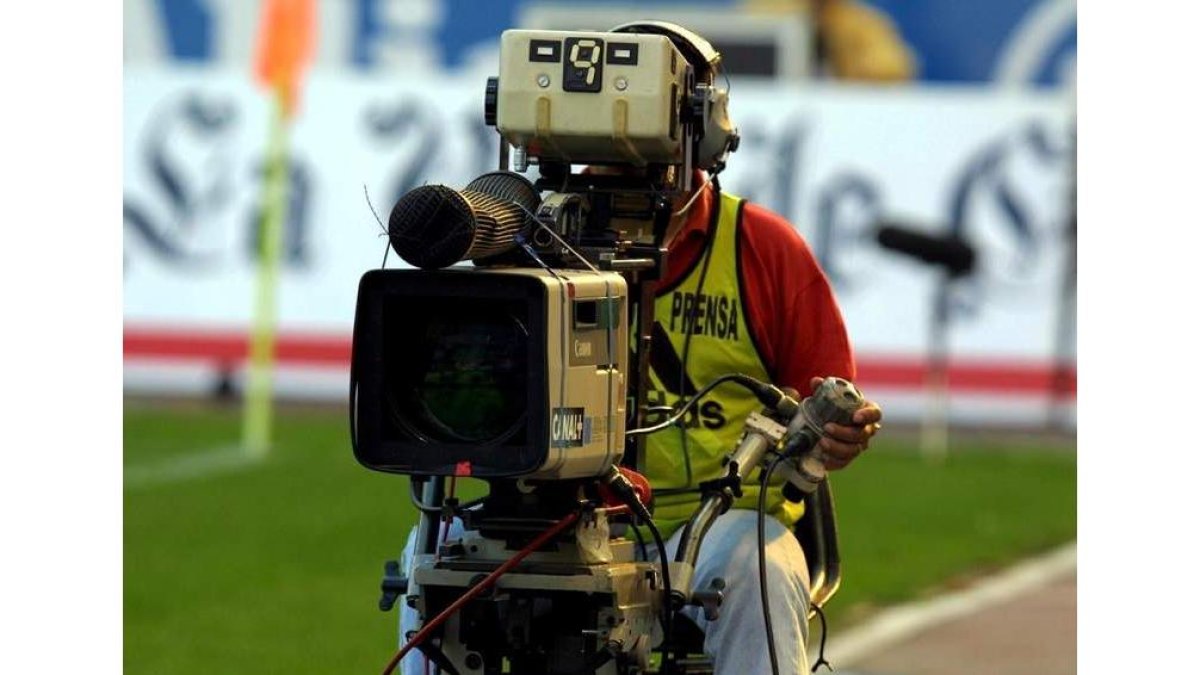La emisión de los partidos de fútbol por televisión es otra de las exigencias de los clubes.