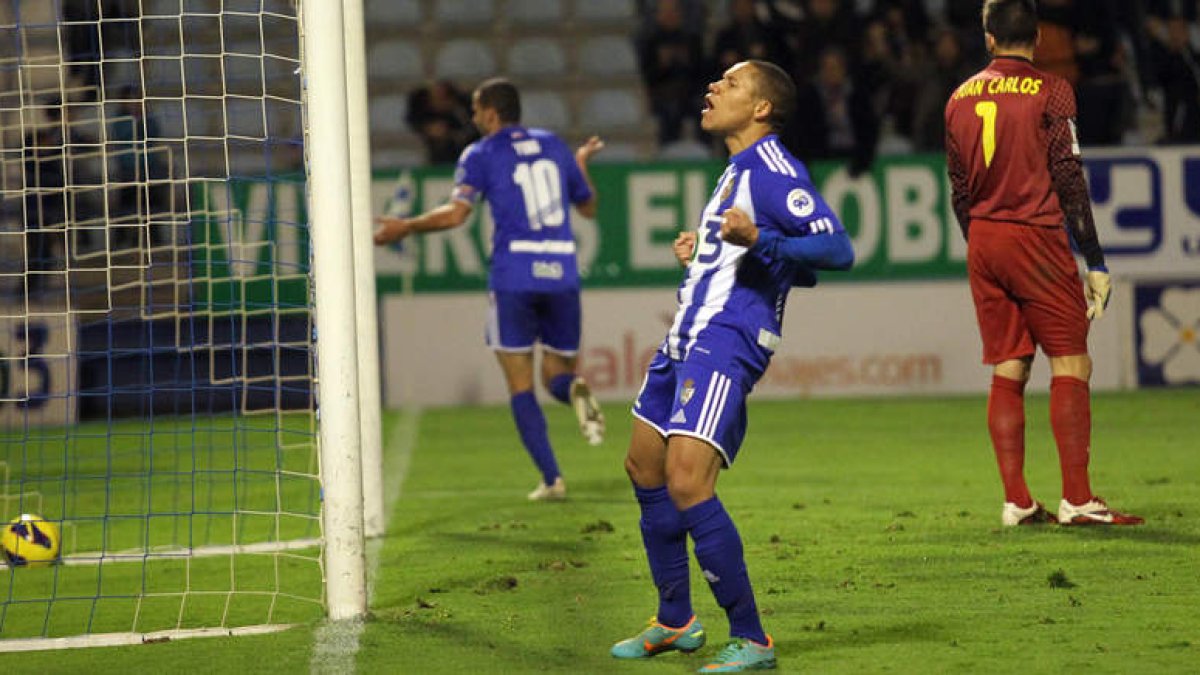 Wellington celebra el gol que dio los tres puntos a la Deportiva ante un abatido Juan Carlos, mientras Yuri se va hacia la otra esquina a compartir su tanto con la afición deportivista.