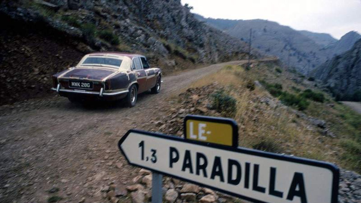 El Jaguar en la carretera de Paradilla. GRAHAM FINLAYSON/ WORLD’S OLDEST XJ
