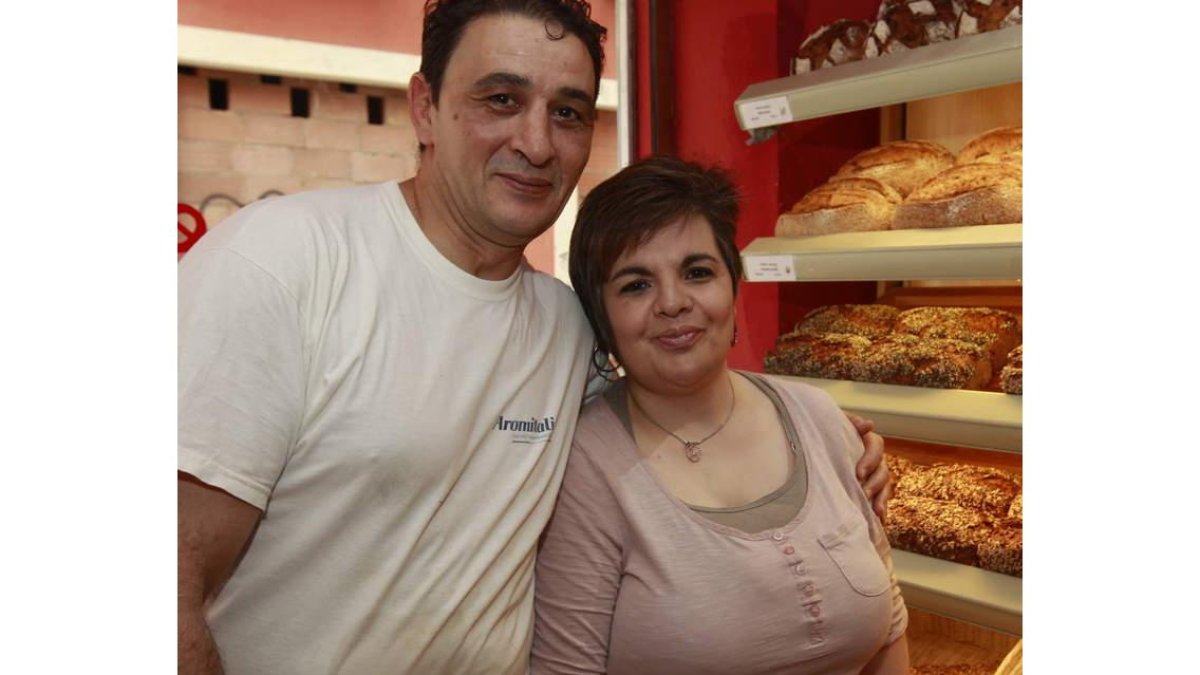 Ana Isabel y Jose regentan la panadería Los Alemanes, en la calle Serranos de la capital leonesa.