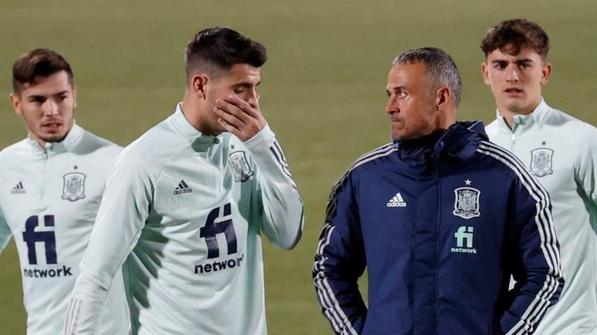 Luis Enrique conversa con Morata en la sesión preparatoria de España. JUANJO MARTÍN