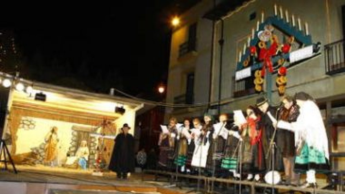 El coro San Roque ofreció ayer el tradicional canto del Ramo de Navidad.
