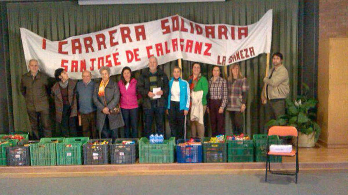 Los responsables del centro, frente a los víveres recaudados en beneficio de los más necesitados.
