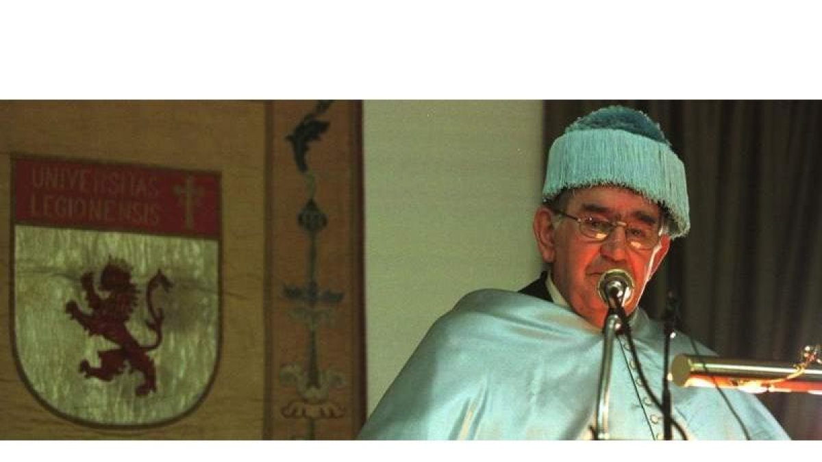 Imagen del año 2000, cuando el poeta Antonio Gamoneda recibió el título de doctor honoris causa por la Universidad de León.
