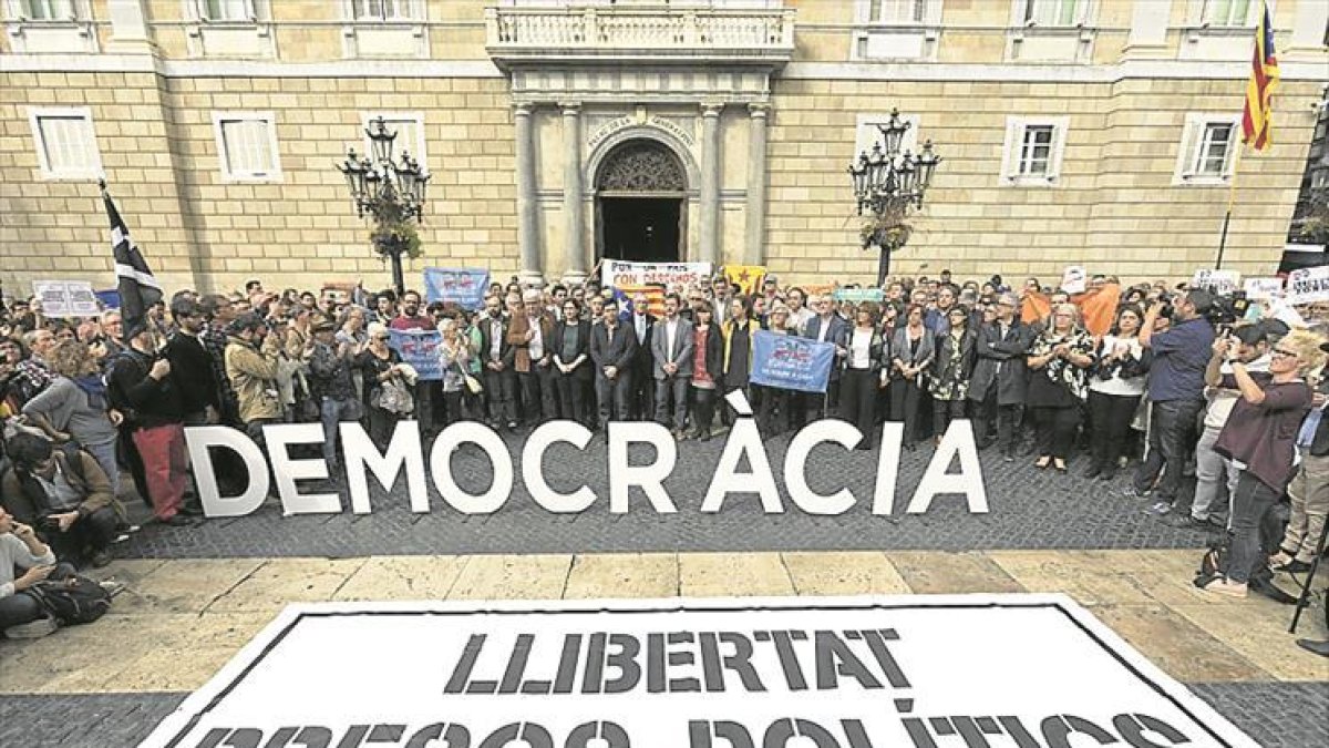 Concentración en la puerta del Ayuntamiento de Barcelona, ayer.