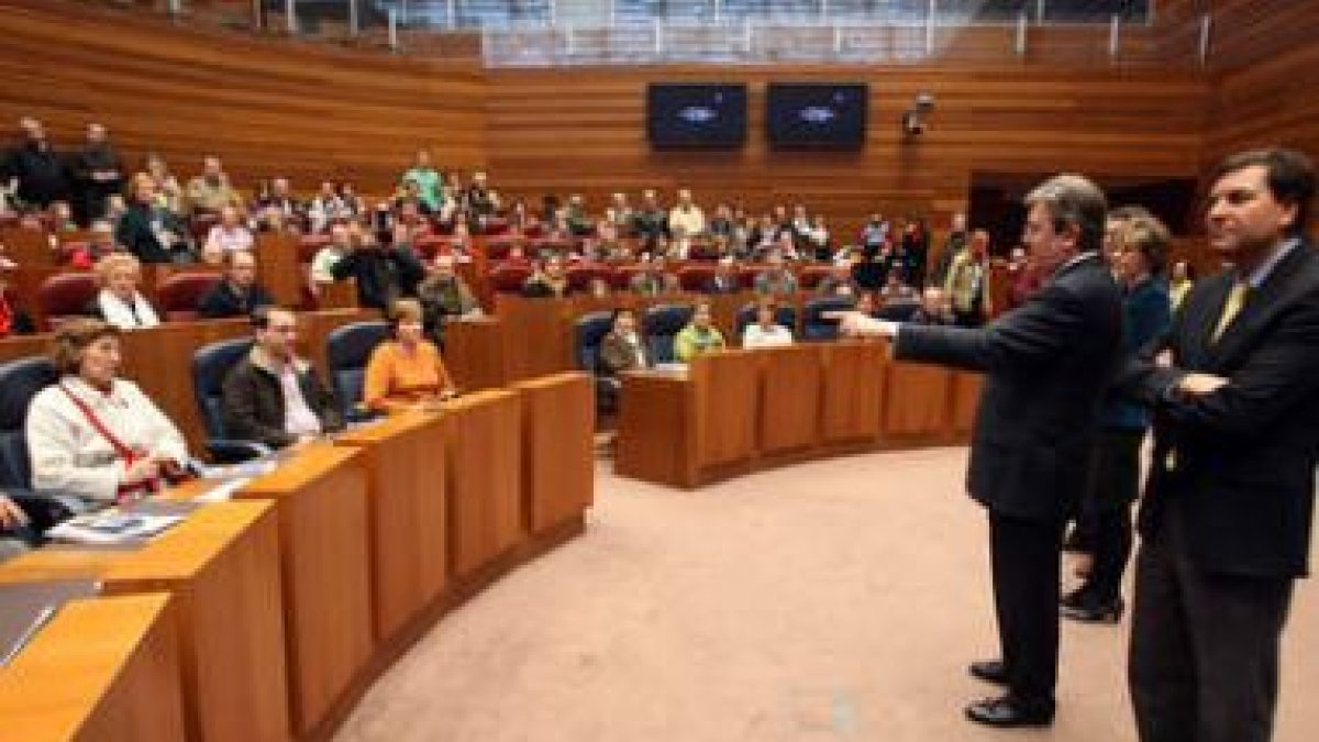 Fernández Santiago explica el funcionamiento de las Cortes a los visitantes