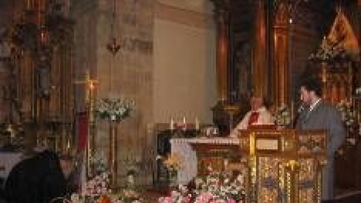 Un momento de la ofrenda floral de la que ayer fue objeto la Virgen del Castro