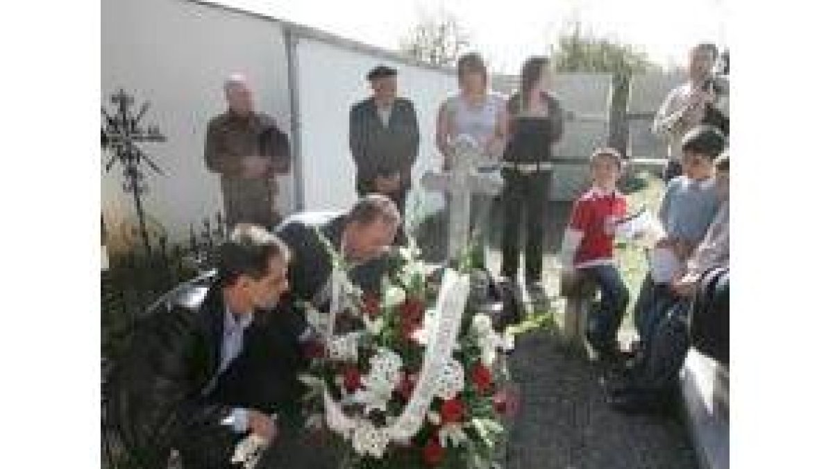 Saavedra depositó ayer, junto a otros, flores en la tumba del poeta