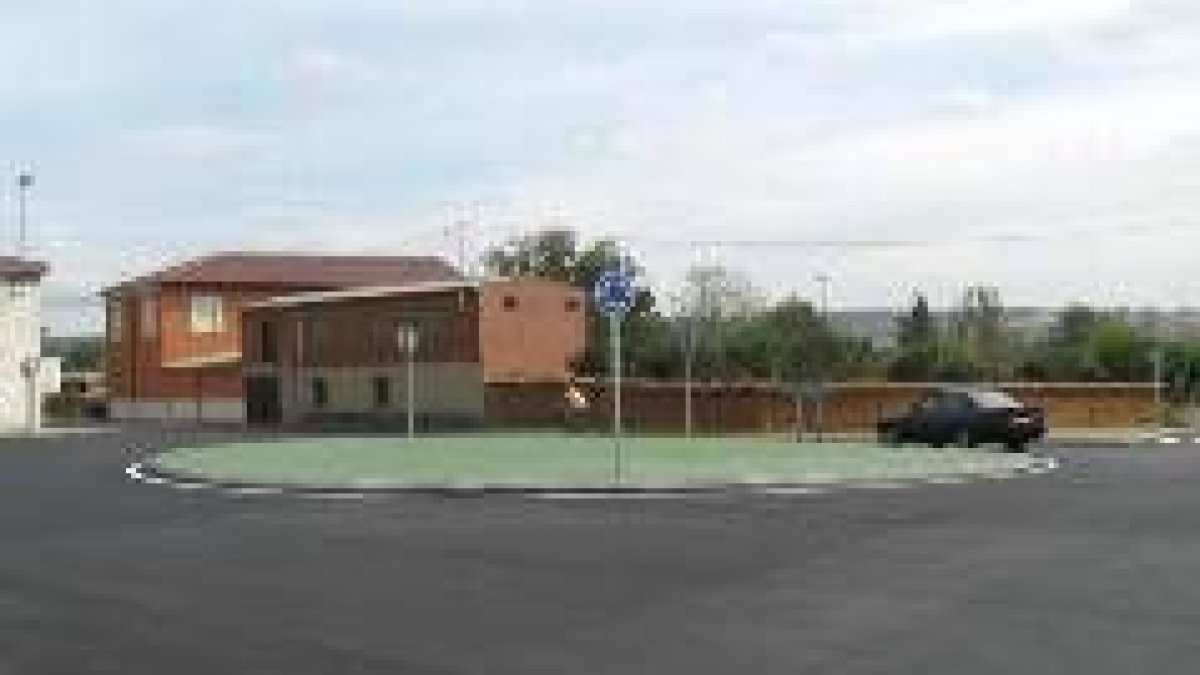 La glorieta permite dar acceso a las calles de Pobladura, Azadinos y Lorenzana