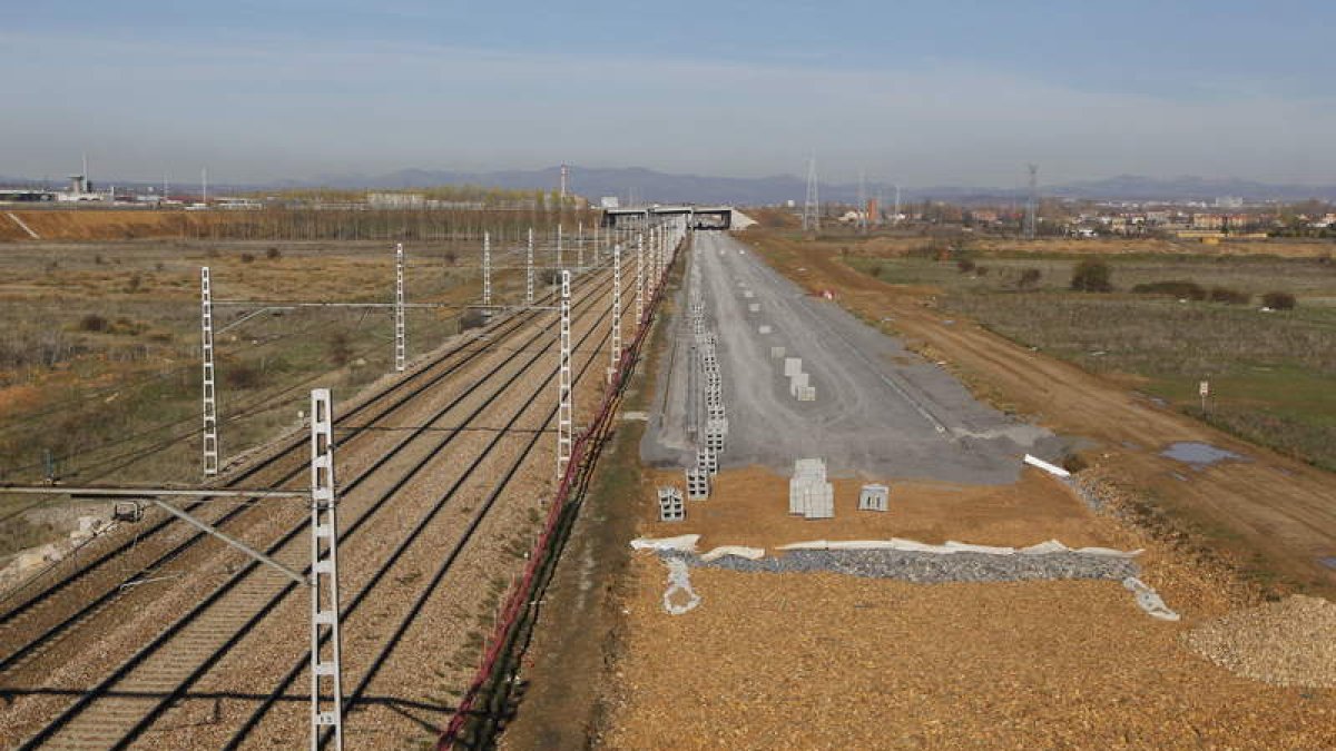 Área ferroviaria en Torneros, paso del AVE a León.