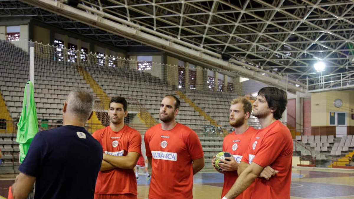 Rafa Guijosa dando instrucciones a sus jugadores en uno de los entrenamientos. SECUNDINO PÉREZ