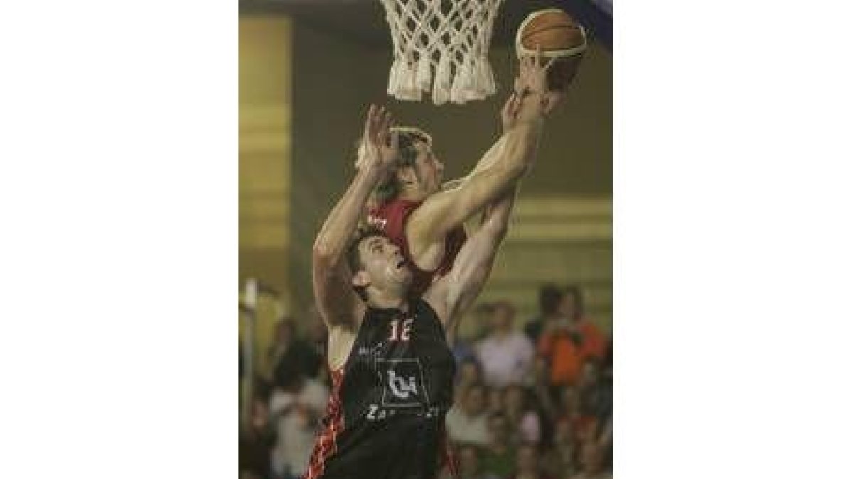 Otegui arrebata un rebote de sus manos al gigante del CAI Starosta, que ayer no estuvo al nivel