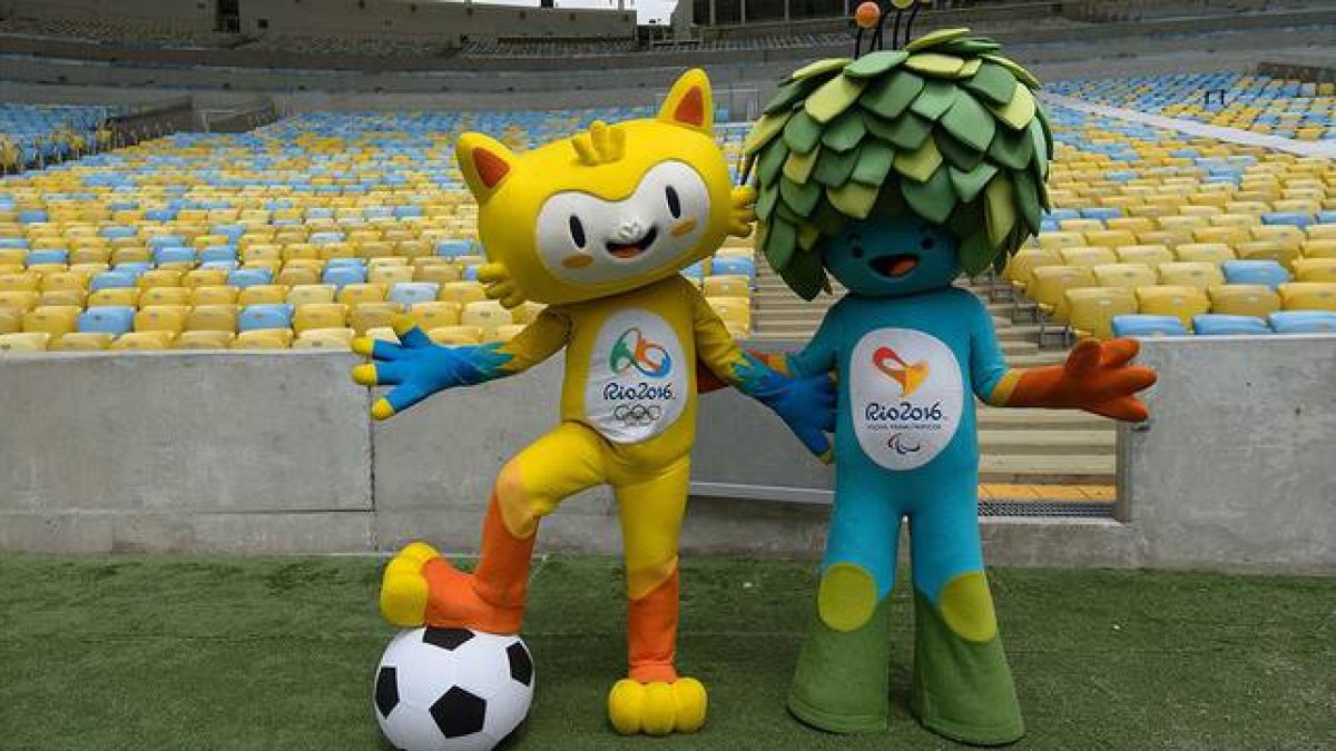 Las mascotas de los Juegos Olímpicos y Paralímpicos de Río 2016, en el estadio de Maracaná.