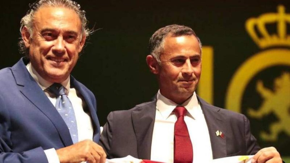 El director general de la Cultural, Felipe Llamazares, junto al presidente Mohd Khalifa Al Suwadi. DL
