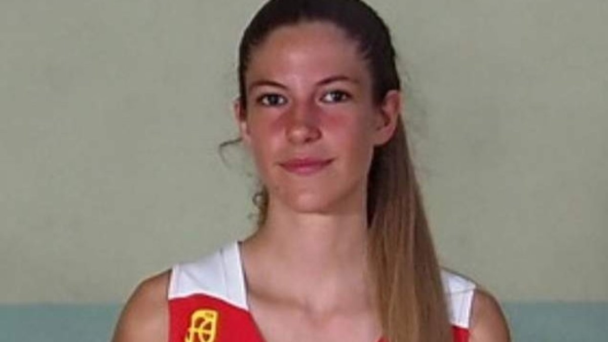 Carolina Saavedra Fernández con la camiseta de la U-14. DL