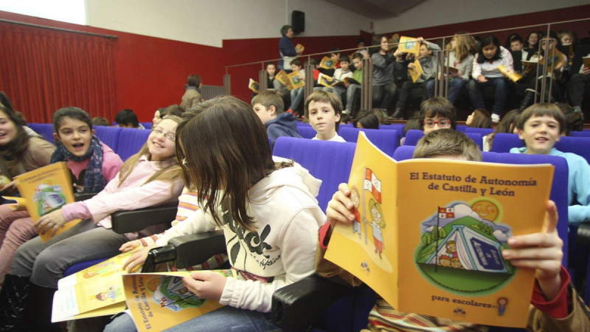 Los niños de un colegio de Soria estrenaron la gira difusora del estatuto de autonomía por las provincias de la comunidad.