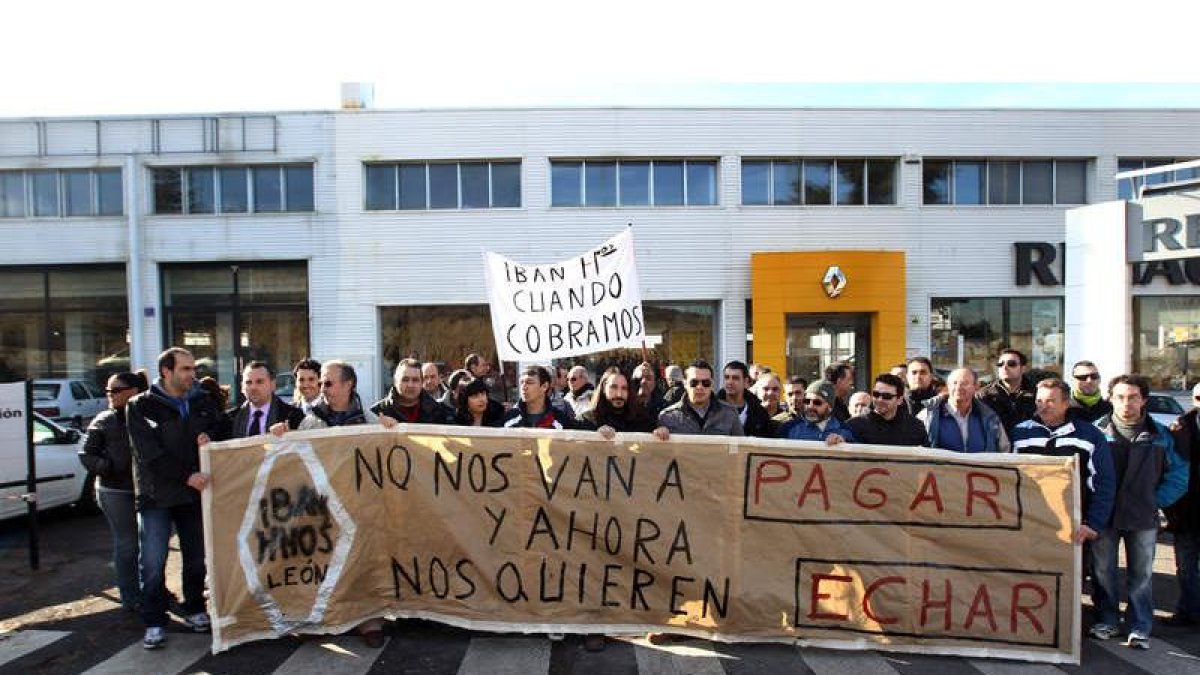 Momento de la concentración, ayer, en Ibán Hermanos.