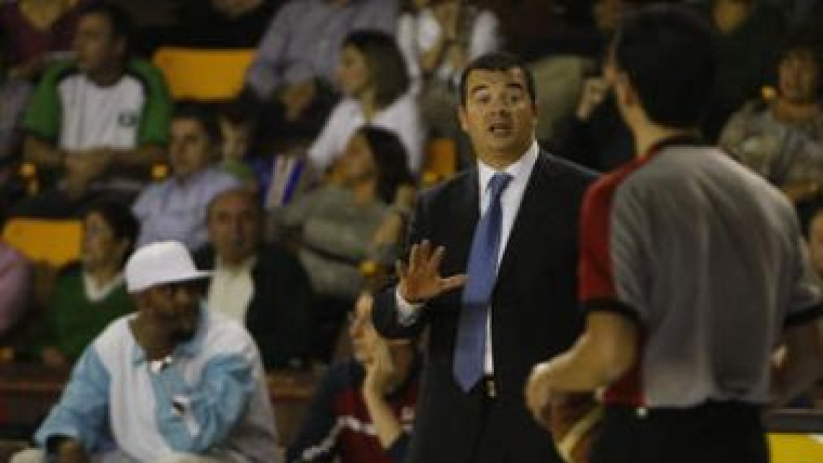 Ryan Humphrey intenta una espectacular entrada a canasta ante la oposición de Middleton.