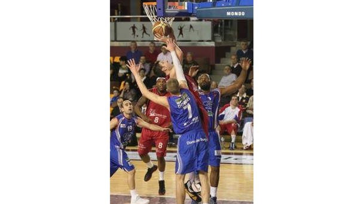 Julio sufre los rigores defensivos de Downs y Tillman.