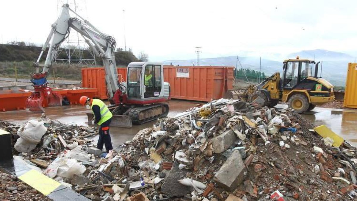 Una de las plantas autorizadas en Ponferrada para la gestión de residuos de la construcción.