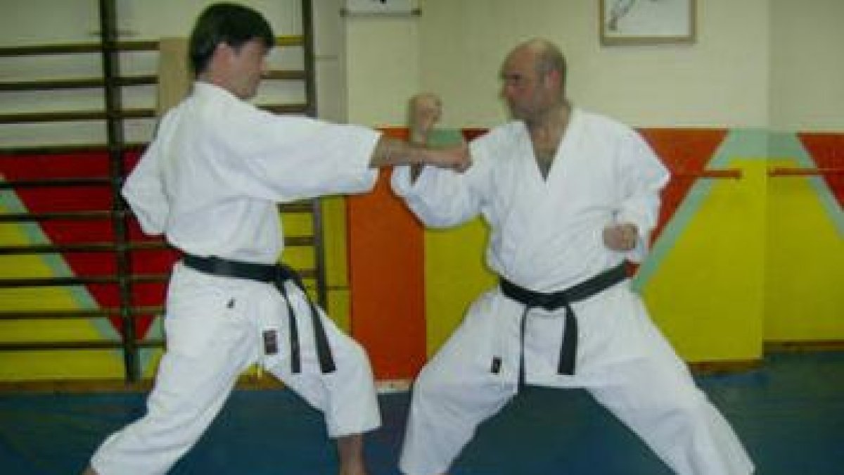 Miguel Ángel Codeseira yManuel Alonso, en un entrenamiento en el Gimnasio Okinawa de Astorga.