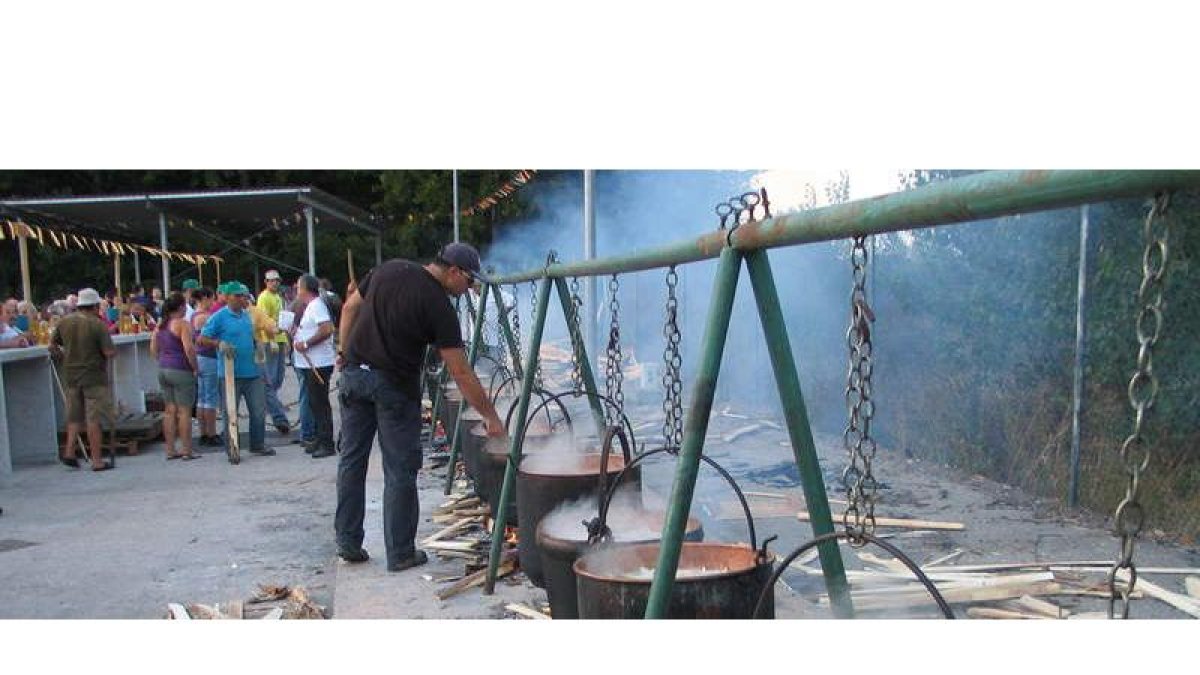 Más de 3.000 kilos de patatas se pasaron por el fuego para celebrar la popular cachelada.