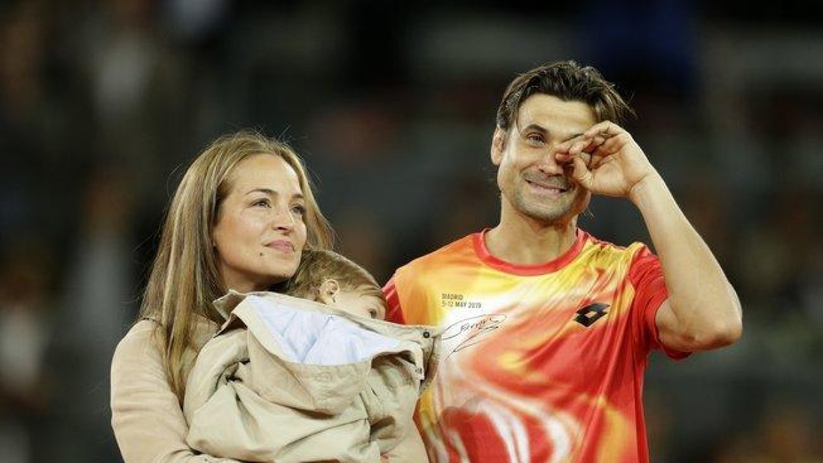 David Ferrer, junto a su mujer e hijo, en Madrid.