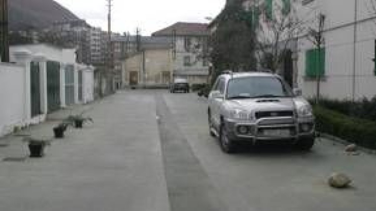 En la imagen, tomada ayer, se ven piedras y maceteros en la calle