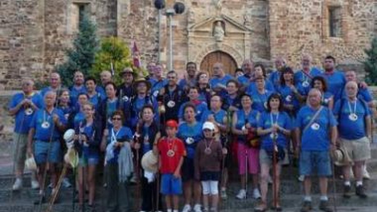El grupo minutos antes de su partida, ante la iglesia de El Salvador.