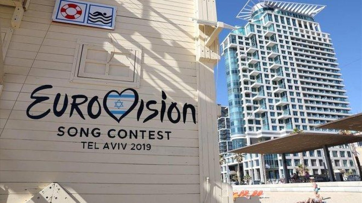 Una caseta de playa en Tel-Aviv, con el logo del Festival de Eurovisión.