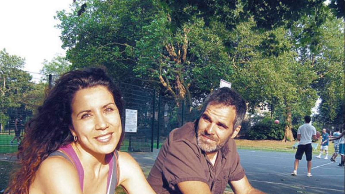 Rut y su pareja, Víctor, en un parque por el que salen a patinar.