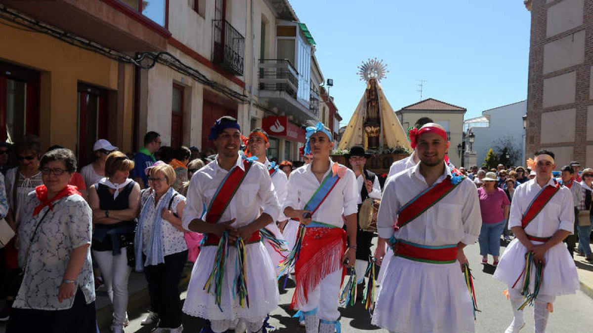 Los jóvenes de la localidad ataviados con trajes típicos para bailar las danzas tradicionales entorno a su patrona