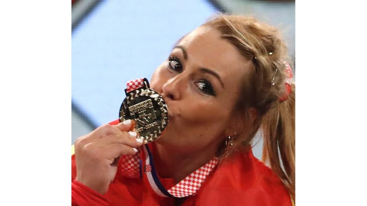 La berciana Lidia Valentín besa una de las medallas obtenidas en el podio de los Campeonatos de Europa de halterofilia que se disputan en la ciudad croata de Split. ANTONIO BAT