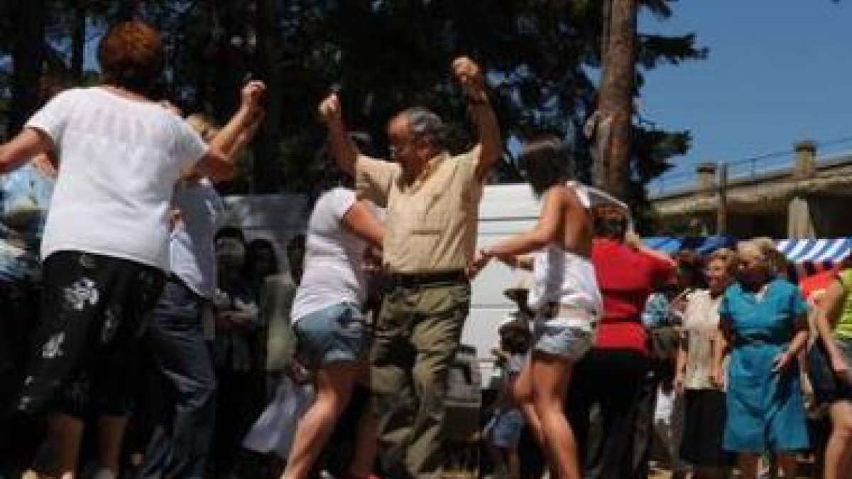 El concurso de jotas puso la nota de color a la romería, que se animo con más de 700 personas.