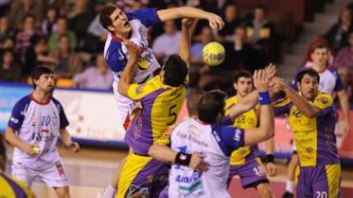 Ángel Montoro, con cuatro tantos, fue el jugador más destacado del Reale Ademar durante los primeros