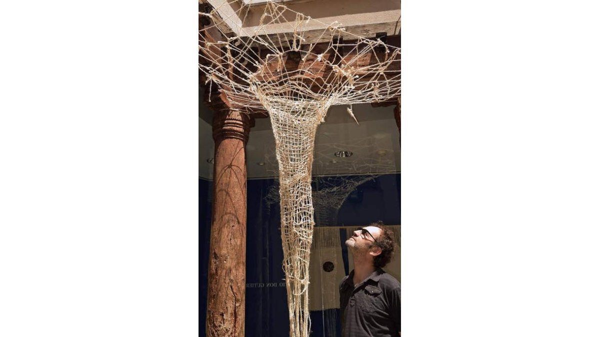 El artista Howard con una de sus obras. CUEVAS