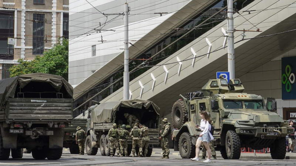 Mercenarios de la Wagner patrullan una calle en Rostov-on-Don. STRINGER
